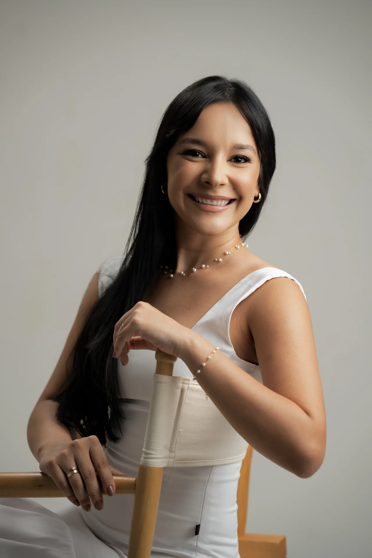 Dra. Geovana Paz sorrindo, vestida de branco